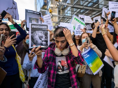 La activista Forouzan Farahani se afeita la cabeza en la manifestación en Nueva York el 27 de septiembre en protesta por la muerte de Mahsa Amini en Irán.