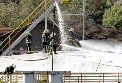 Los bomberos trabajan en las tareas de extinción del incendio en Barakaldo.