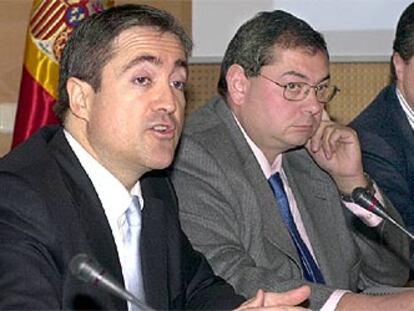 Salvador Ruiz Gallud (izquierda) junto a Nicolás Bonilla, director general de Aduanas.