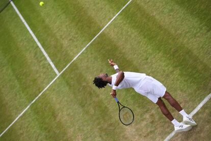 El tenista frances Gael Monfils realiza un saque durante la primera ronda del torneo de Wimbledon contra el alemán Daniel Brands.
