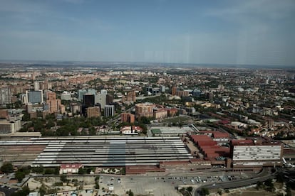 Estado actual del barrio en torno a la estación de Chamartín. El parking que se ve en la parte inferior de la imagen corresponde a parte de los terrenos que ocupaba el cementerio de Chamartín de la Rosa.