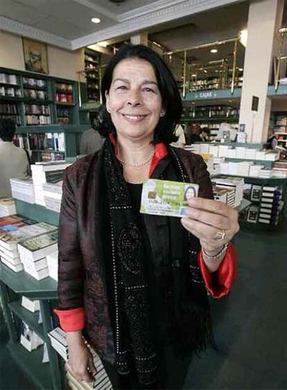 Inés Sabanés, en la Casa del Libro, muestra la Tarjeta Cultura Joven.