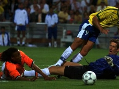 Ronaldo cae ante Davids y Van der Sar en el Mundial 98.