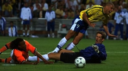 Ronaldo cae ante Davids y Van der Sar en el Mundial 98.