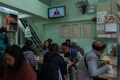 Un televisor reproduce la ceremonia de investidura del nuevo jefe ejecutivo de Macao, mostrando al presidente chino Xi Jinping, en un restaurante en Macao, este viernes.