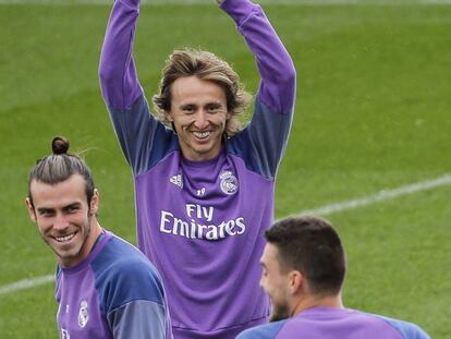Modric bromea con Bale y Kovacic en el entrenamiento de este sábado.