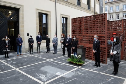 Portavoces y representantes de todos los partidos, salvo PP y VOX, guardan un minuto de silencio en recuerdo a todas las víctimas del terrorismo.