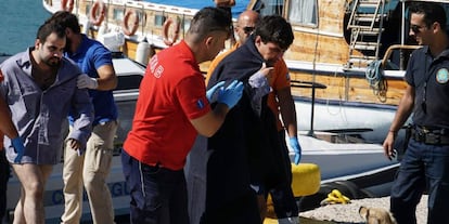 Un grupo de refugiados rescatado en el puerto de Mytilene en la isla de Lesbos.