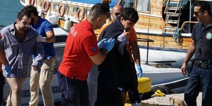 Un grupo de refugiados rescatado en el puerto de Mytilene en la isla de Lesbos.