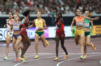 Marta Pérez (right) smiles after ending this Sunday the semifinal of the 1,500my get into the final of the World Athletics, played in Tokyo.