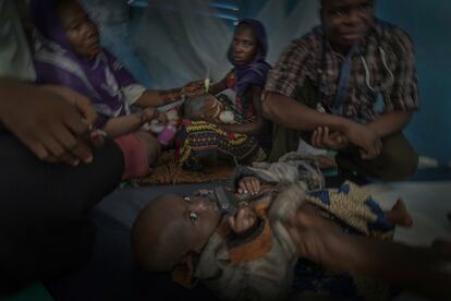 Los migrantes son los que eligen trasladarse, no a causa de una amenaza directa de persecución o muerte, sino principalmente para mejorar sus vidas, en busca de nuevas posibilidades laborales, educativas, de reunificación familiar u otras. En la imagen, Bokoro: de esta región parten muchas familias por la ruta de Libia para llegar a Europa en busca de un futuro mejor (Chad).