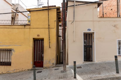 Una de las escaleras, entre dos casas autoconstruidas, que dan acceso al pasaje de Sigüenza, en el distrito de Horta-Guinardó de Barcelona.