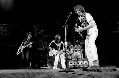 Neil Young tocando con Crazy Horse en 1978. la canción que más han todado juntos a lo largo de una carrera de 50 años es 'Hey hey, my my (into the black)'.