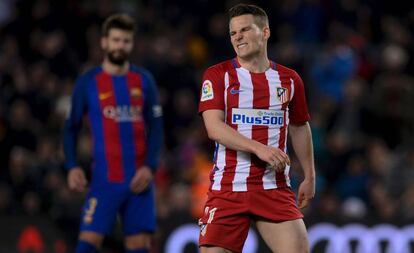 Gameiro reacciona tras una jugada en el Camp Nou.