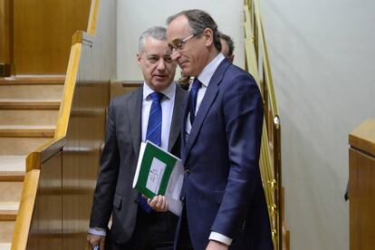 El lehendakari Urkullu conversa con Alfonso Alonso, del PP, antes de comenzar el pleno del Parlamento vasco.