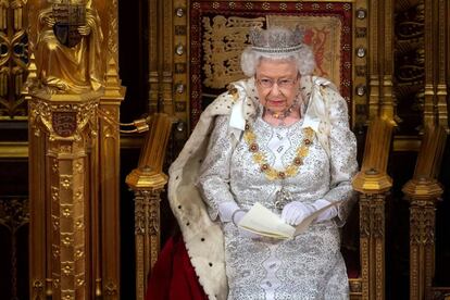 La reina, durante la lectura de su discurso en el Parlamento.