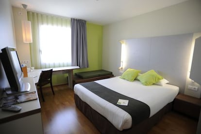 Una de las habitaciones del hotel Camile Cornellà.