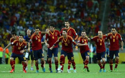 Los jugadores españoles celebran el penalti de Navas.