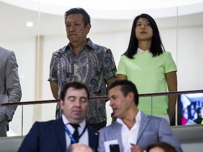 Peter Lim (c), due&ntilde;o del Valencia, en el palco de Mestalla, en 2014.