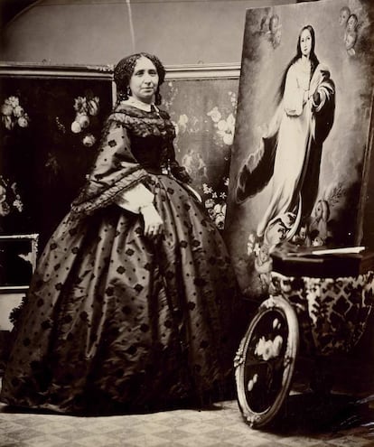 Portrait of a woman with those who are probably his works, copies, such as 'The Annunciation', by Murillo, in the study of photographer José Martínez Sánchez, around 1855.