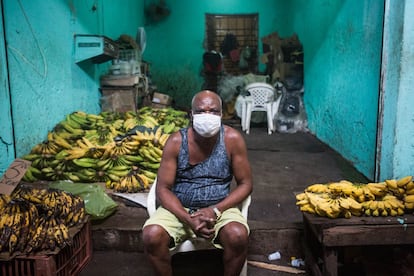 Pascoal Estevão, 65 anos, tem uma pequena loja onde vende banana na Feira de São Joaquim, o mercado popular mais importante da cidade. "Aqui muitos vendedores fecharam as lojas. Quem é que quer trabalhar nestas condições? Mas eu não tenho alternativa. Não posso ficar em casa. Trabalho aqui há 40 anos e só tenho esta pequena banca de fruta."