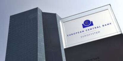 Vista del logotipo del Banco Central Europeo (BCE) en su sede de Fráncfort, Alemania.