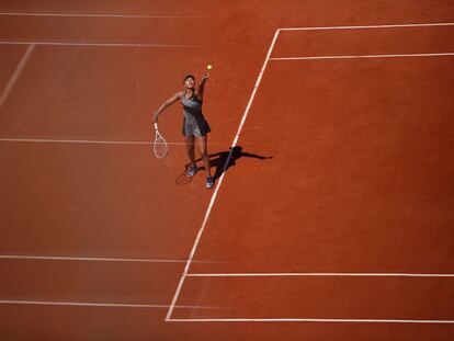 La japonesa Naomi Osaka en acción durante su partido de primera ronda del Roland Garros contra la rumana Patricia Maria, en París, el 30 de mayo de 2021.