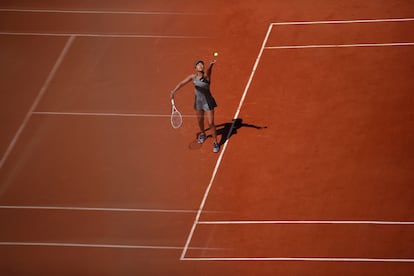 La japonesa Naomi Osaka en acción durante su partido de primera ronda del Roland Garros contra la rumana Patricia Maria, en París, el 30 de mayo de 2021.