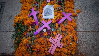 Colectivos feministas realizaron su propia ofrenda sobre Paseo de la Reforma en donde recordaron a las mujeres víctimas de feminicidio y exigieron justicia. 