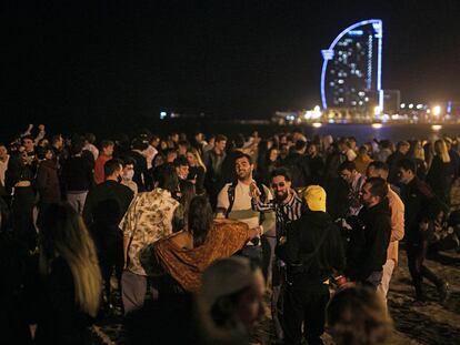 Decenas de personas conversan, bailan y beben en la playa de la Barceloneta durante el primer fin de semana completo sin estado de alarma.