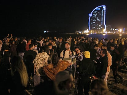 Concentración de personas el pasado fin de semana en la playa de Barcelona.