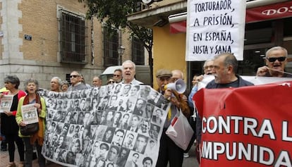 Víctimas del franquismo durante la concentración el pasado 7 de mayo ante la sede del Ministerio de Justicia en Madrid.