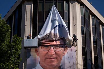 Retirada de la lona con el rostro de Feijóo en la sede del PP el pasado 24 de julio, tras la jornada electoral. 