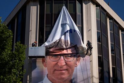 Retirada de la lona con el rostro de Feijóo en la sede del PP el pasado 24 de julio, tras la jornada electoral.