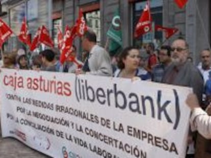 Representantes sindicales de Liberbank, concentrados ante la sede de Cajastur en Oviedo para protestar por los traslados en la nueva entidad financiera. EFE/Archivo