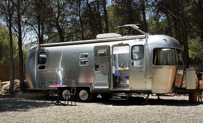 With its trademark sausage-shaped aluminum body, this luxury Airstream trailer in the Sierra de las Nieves, Málaga province, is modeled after a 1930s original and provides a unique “glamping” experience.