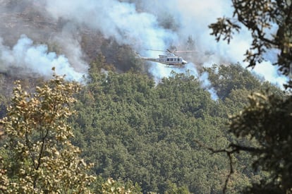 Imagen de este lunes del incendio en la localidad leonesa de Garaño.