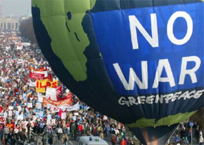 Imagen de la multitudinaria marcha que ha recorrido hoy las calles de Berlín.