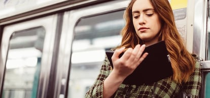 Ideal para disfrutar de millones de lecturas en el metro de camino al trabajo. GETTY IMAGES.