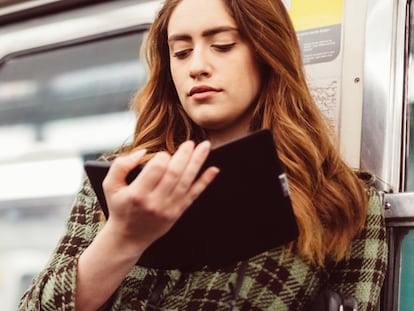 Ideal para disfrutar de millones de lecturas en el metro de camino al trabajo. GETTY IMAGES.