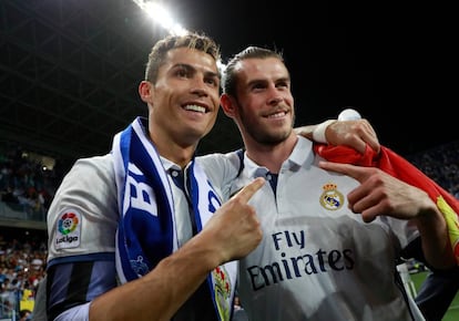 Gareth Bale y Ronaldo celebran la victoria del equipo blanco en el estadio de La Rosaleda, en Málaga.