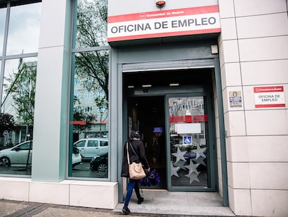 Una mujer entra en una oficina de empleo en Madrid.