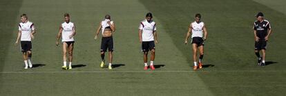 Kroos, Sergio Ramos, Benzema, Khedira, Cristiano Ronaldo y Carlo Ancelotti, ayer tras el entrenamiento del equipo blanco. 