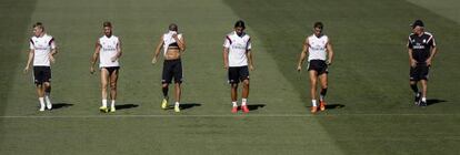 Kroos, Sergio Ramos, Benzema, Khedira, Cristiano Ronaldo y Carlo Ancelotti, ayer tras el entrenamiento del equipo blanco.