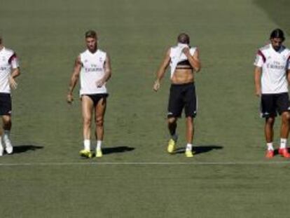 Kroos, Sergio Ramos, Benzema, Khedira, Cristiano Ronaldo y Carlo Ancelotti, ayer tras el entrenamiento del equipo blanco. 