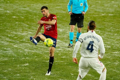 Oier intenta jugar ante Sergio Ramos.