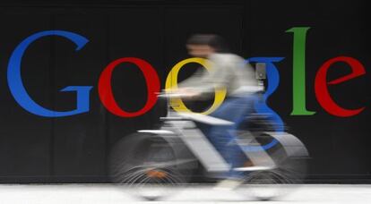 Un empleado pedalea ante la entrada de la sede de Google en Zúrich.