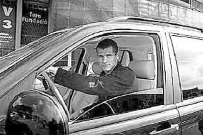 El jugador del Barcelona Rivaldo, al volante de su vehículo.