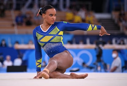 Rebeca Andrade durante sua performance histórica na Tóquio 2020, que rendeu ao Brasil sua primeira medalha na ginástica feminina em Olimpíadas