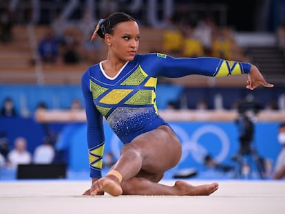 Rebeca Andrade durante sua performance histórica na Tóquio 2020, que rendeu ao Brasil sua primeira medalha na ginástica feminina em Olimpíadas